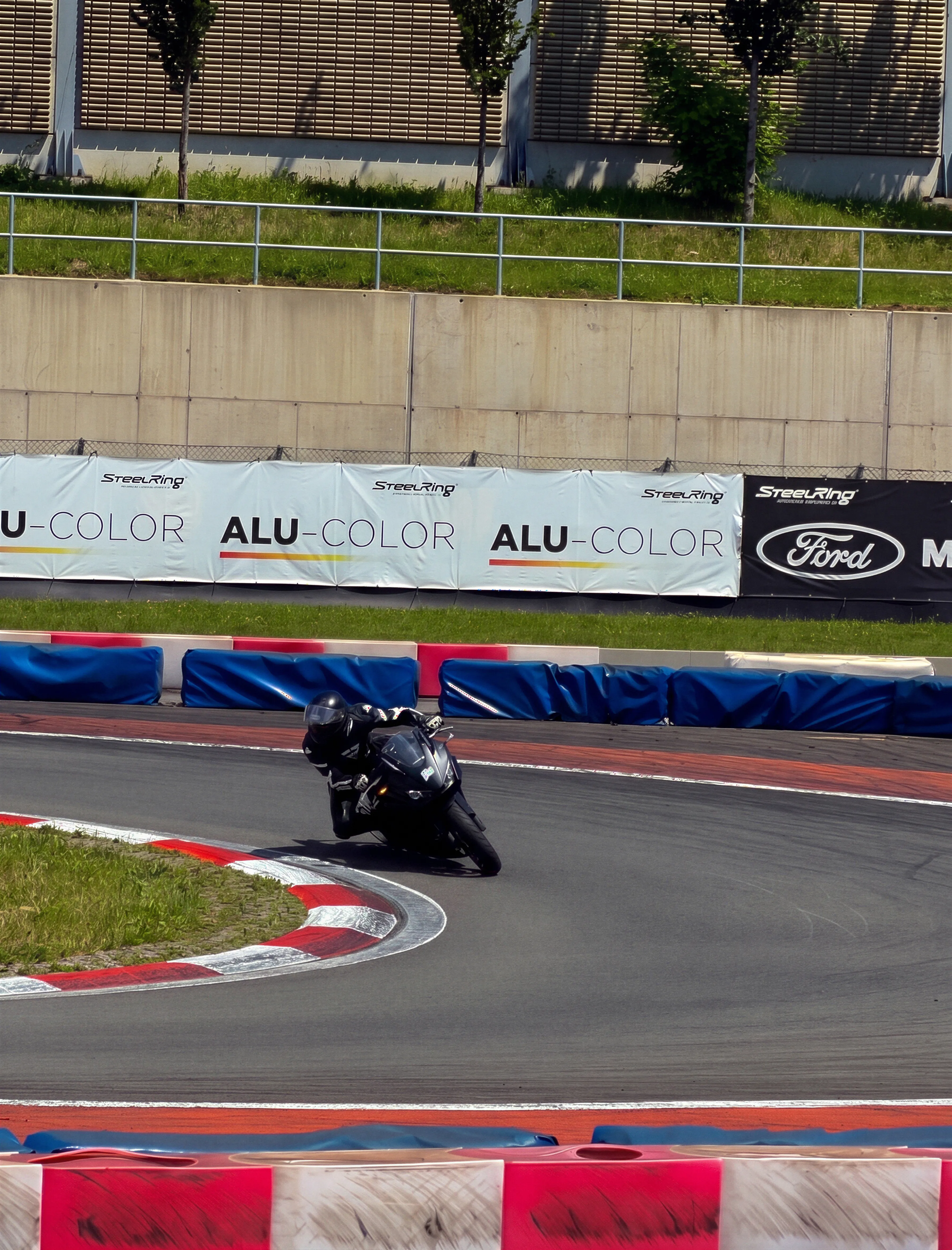 Tycjan Otworowski in einer Kurve auf einer Rennstrecke, auf einem Sportmotorrad